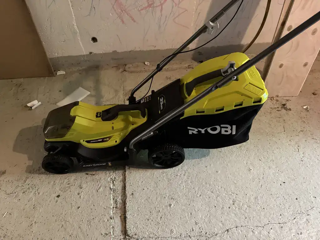 Ryobi plenuklippari við battarí og løðara