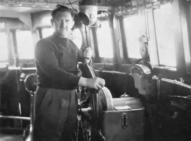 Bókin " Jól á Halanum " Til Sølu..