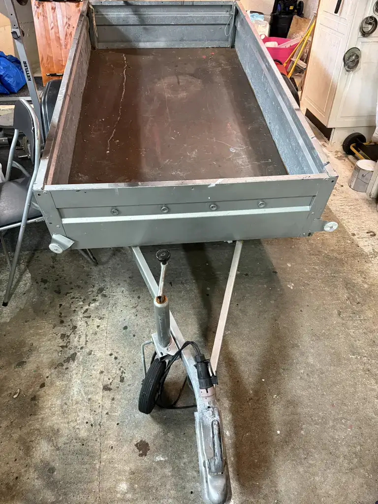 Brenderup Viðfestisvognur Til Sølu - Image 1